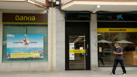 Sucursales de Bankia y Caixabank, juntas en una calle céntrica de Barcelona. REUTERS/Albert Gea