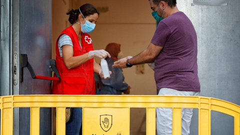 Varias personas esperan su turno para realizarse una PCR durante el cribado masivo que se lleva a cabo en la localidad de Manlleu (Barcelona), cuando el índice de riesgo de rebrote (EPG) sigue siendo muy alto en Cataluña y se ha situado hoy en 204,8, do