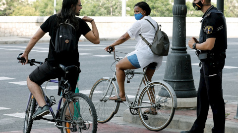 La Policia Local de Valencia ha intensificado los controles del uso de mascarillas entre peatones y ciclistas con la avertencia de multas de entre 60 y 600 euros. - EFE