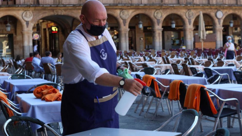 Un camarero trabaja en la terraza de un restaurante /EFE