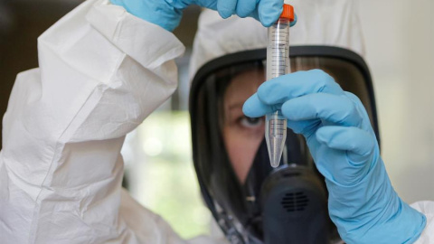 Foto facilitada de un científico del Centro Nacional de Epidemiología y Microbiología mientras trabaja en la producción de una nueva vacuna para luchar contra el COVID-19 en Moscú. EFE/Archivo