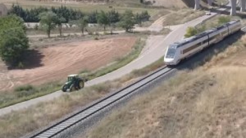 Renfe suprime la mitad de los trenes que entrelazan la España vacía