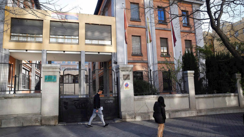 GRAF5327. MADRID, 11/03/2020.- Fachada del colegio público Rufino Blanco en Madrid, donde todos los colegios han cerrado sus puertas este miércoles. La suspensión de clases en las comunidades de Madrid y La Rioja y en las localidades alavesas de Vitori