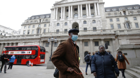 Un hombre con mascarila, delante de la sede del Banco de Inglaterra, en la City de Londres. REUTERS/Henry Nicholls