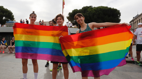 Varios participantes posan antes del inicio de la Carrera por la Diversidad, prueba organizada por primera vez con motivo de la celebración del Worldpride en Madrid. EFE/Ángel Díaz