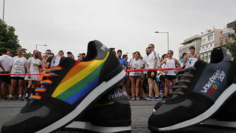 Varios participantes en la línea de salida de la "Carrera por la Diversidad", prueba organizada por primera vez con motivo de la celebración del Worldpride en Madrid. EFE/Ángel Díaz