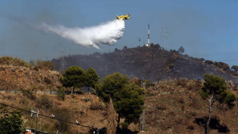 Un incendio forestal ha originado una densa columna de humo visible a gran distancia en la sierra de Collserola, en el término de Esplugues de Llobregat (Barcelona). Seis dotaciones aéreas y diez terrestres de los Bomberos de la Generalitat están traba