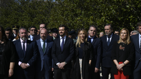 El presidente del PP, Pablo Casado (3i), la portavoz del PP en el Congreso, Cayetana Álvarez de Toledo (4i) y el consejero de Justicia, Interior y Víctimas, Enrique López (2d), durante el acto de homenaje a las víctimas del atentado terrorista del 11-