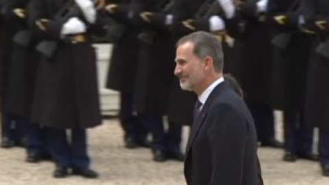 Besos al aire en la recepción de Macron y su esposa a los reyes