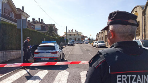 Dos agentes de la Ertzaintza en las inmediaciones de la vivienda en la que han sido halladas muertas con signos de criminalidad dos mujeres | EP