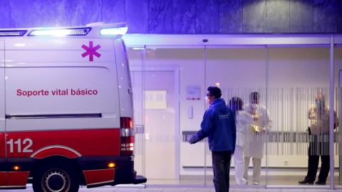 Llegada en ambulancia al Hospital Universitario Central de Asturias (HUCA) en Oviedo.- EFE