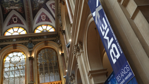 El logo de BME en el interior del Palacio de la Bolsa de Madrid. E.P./Marta Fernández