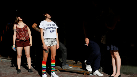 Activistas de los derechos LGBT tratan de reunirse en el centro de Estambl para la celebrar el desfile del Orgullo, a pesar de ahber sido prohibido por el Gobierno. REUTERS / Murad Sezer