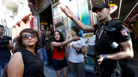 La policía antidisturbios turca dispersa a los activistas de los derechos LGBT que tratan de reunirse en el centro de Estambl para la celebrar el desfile del Orgullo, a pesar de ahber sido prohibido por el Gobierno. REUTERS / Murad Sezer