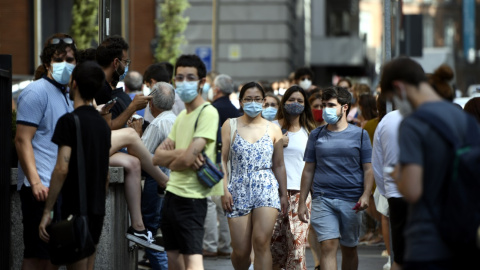 Varias personas caminan con mascarilla por una calle del centro de Madrid. / Europa Press / Archivo