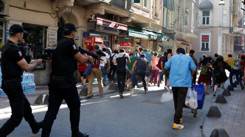 Policías antidisturbios turcos utilizan balas de goma para dispersar a los activistas LGTBI que intentaban celebrar en Estambul la marcha del Orgullo Gay, prohibida por el gobernador local. REUTERS/Murad Sezer