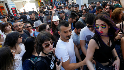 La policía antidisturbios turca dispersa a los activistas de los derechos LGBT que tratan de reunirse en el centro de Estambl para la celebrar el desfile del Orgullo, a pesar de ahber sido prohibido por el Gobierno. REUTERS / Murad Sezer