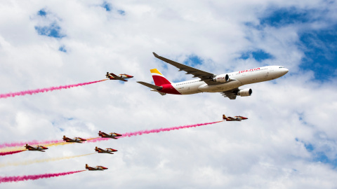 Exhibición de la Patrulla Águila en el 90 Aniversario de Iberia. E.P.