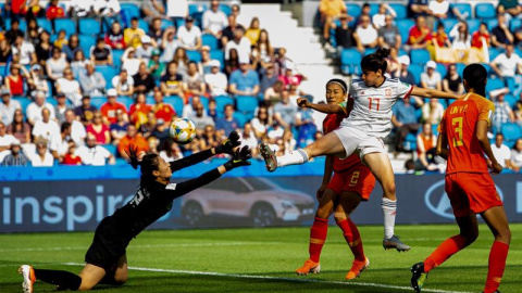 17/06/2019.- La delantera española Lucía García (c) disputa un balón durante el partido entre China y España, correspondiente al encuentro del grupo B del Mundial Femenino de Fútbol, disputado este lunes en el estadio Stade Océane de Le Havre (Fran