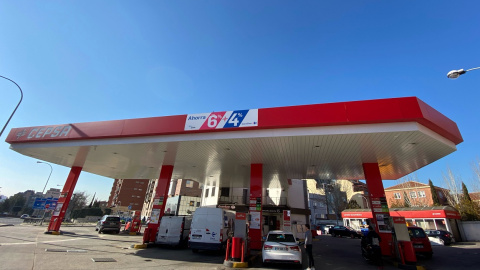 Varios vehículos repostando combustible en una gasolinera en Madrid. E.P./Eduardo Parra