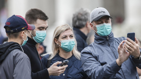 Varios asistentes llevan mascarillas para protegerse del coronavirus mientras asisten a la oración del Angelus, oficiada por el papa Francisco, en la plaza de San Pedro del Vaticano, el pasado domingo. - EFE