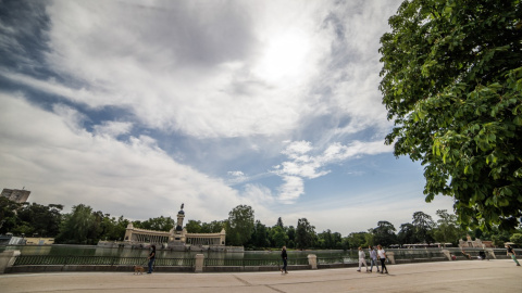 Varias personas pasean protegidas con mascarillas en el Parque de El Retiro. Joaquin Corchero / Europa Press / Archivo