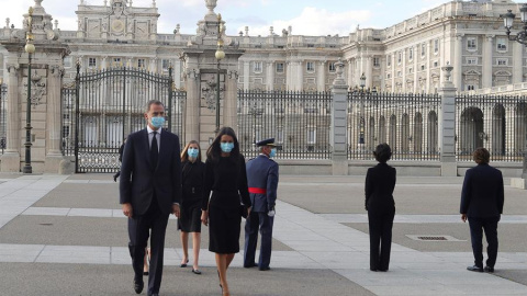 El rey Felipe VI, la reina Letizia, la princesa Leonor y la infanta Sofía a su llegada a la misa funeral celebrada el 10 de julio en la catedral de la Almudena, en Madrid, por todos los fallecidos a causa de la pandemia de coronavirus. EFE/ JuanJo Martí