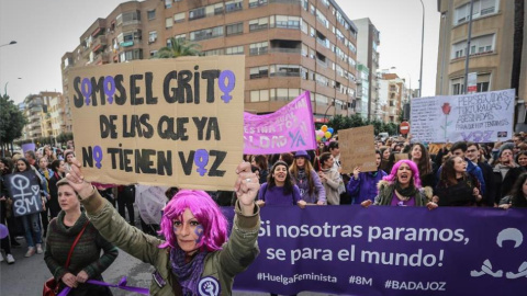 Pancartas con lemas feministas durante la manifestación del 8M en Badajoz. / EFE