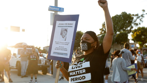 Un manifestante sostiene un cartel que dice "Justicia para Dijon" durante una protesta contra el asesinato de Dijon Kizzee en Los Ángeles. REUTERS / Patrick T. Fallon