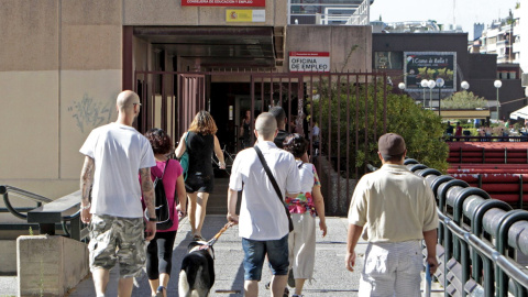 Varias personas se dirigen hacia la oficina de empleo de Azca en Madrid. EFE/J.L. Pino