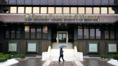 Una persona pasa por delante de la entrada de la sede del Banca Popolare di Vicenza. REUTERS/Stefano Rellandini