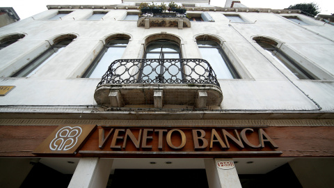 Una oficina de Veneto Banca en Venecia. REUTERS/Alessandro Bianchi