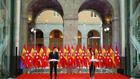 La presidenta de la Comunidad de Madrid, Isabel Díaz Ayuso, y el presidente del Gobierno, Pedro Sánchez, atienden a los medios tras su reunión en la sede de la Presidencia regional, en la Puerta del Sol. EFE/Emilio Naranjo