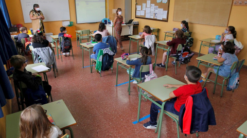 22/09/2020.-Primer día de clase de los alumnos del colegio Germán Fernández Ramos de Oviedo. Casi 64.000 alumnos de Infantil y Primaria del Principado han regresado este martes a las aulas seis meses después de que el decreto del estado de alarma por 