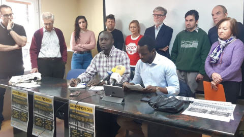 Idrissa Gueye, en la mesa con camisa de cuadros, se sentará este miércoles en el banquillo de los acusados para afrontar una petición de condena de dos años de prisión. / Marimar Cabrera