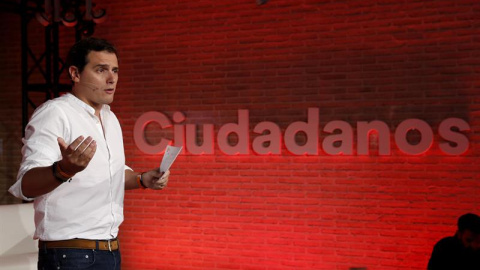 El presidente de Ciudadanos, Albert Rivera, durante un acto el sábado en el mercado de San Antón. /EFE