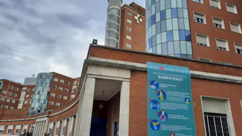 Hospital de Cruces en Barakaldo con un cartel alusivo al coronavirus. /EUROPA PRESS