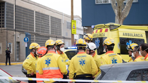 Sanitarios asisten tras una explosión en una empresa química de Barcelona este martes. EFE