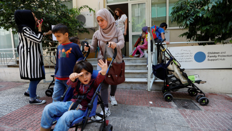 Khalissa y su familia salen de un centro de protección familiar para refugiados en Atenas. "Mi marido ha estado en Alemania dos años. Hace unos días tuve una respuesta positiva a mi petición de reunificación familiar para mi familia, pero not engo ni