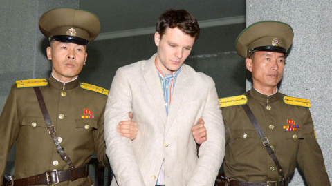 Oficiales de Corea del Norte trasladan a Otto Warmbier a su juicio en enero de 2016. REUTERS