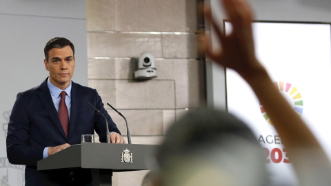 El presidente del Gobierno, Pedro Sánchez, durante la rueda de prensa ofrecida en el Palacio de la Moncloa para hablar de medidas frente al coronavirus. EFE/JAVIER LIZÓN