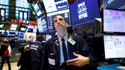 12/03/2020.- Wall Street se hunde un 7% en apertura por la crisis del coronavirus. / EFE