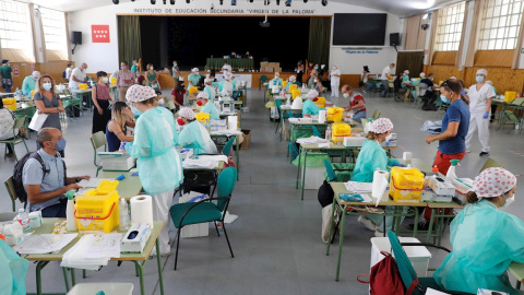 Imagen facilitada por la Comunidad de Madrid que ha realizado este jueves cerca de 12.000 pruebas Covid-19 al personal de los centros docentes. /EFE