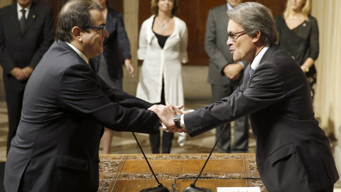 El nuevo conseller de Interior, Jordi Jané saluda al presidente de la Generalitat, Artur Mas, tras la remodelación del gobierno catalán en un acto celebrado el pasado lunes en el Palau de la Generalitat./ EFE/ Andreu Dalmau