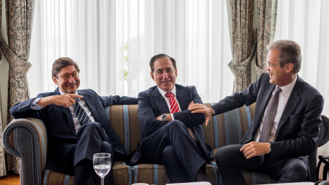 El presidente de CaixaBank, Jordi Gual (d); el presidente de Bankia, José Ignacio Goirigolzarri (i), y el presidente de Mapfre, Antonio Huerta (c), conversan antes de intervenir en un curso de la UIMP, en Satander. EFE/ Román G. Aguilera