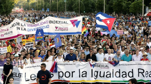 Cabecera de la manifestación del Orgullo LGTB 2016 a su llegada a la plaza de Coloón, Madrid. EFE/Juan Carlos Hidalgo