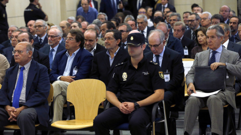 Miguel Blesa, expresidente de Caja Madrid y Rodrigo Rato, de Bankia, y el resto de los acusado en el banquillo en la primera sesión del juicio de las tarjetas black. AFP