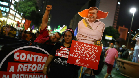 Los manifestantes participan en una huelga general contra la pensión del gobierno. Reuters