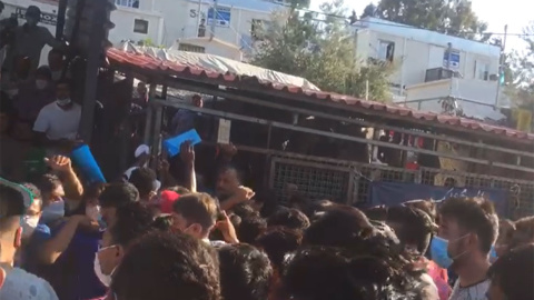 Colas para la comida en el campo de refugiados de Moria, en la isla griega de Lesbos.