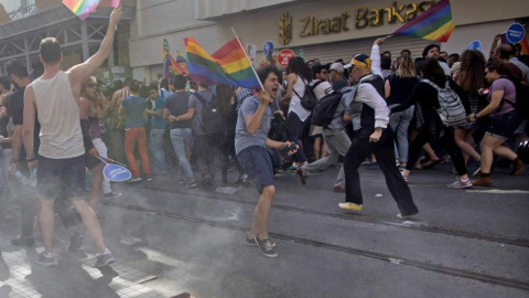 La Policía turca dispersa la marcha del orgullo gay en Estambul